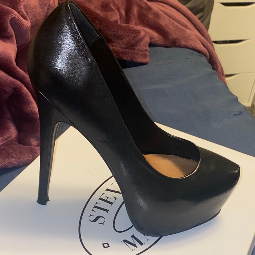 Steve Madden Black Pumps